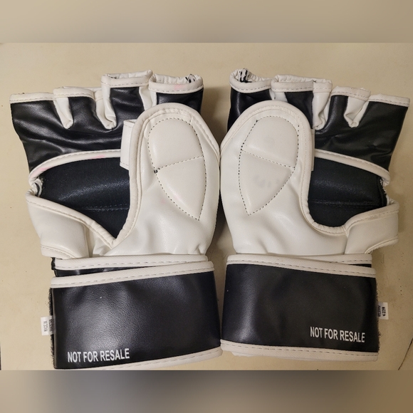 Connor Mcgregor Gloves - Picture 2 of 4